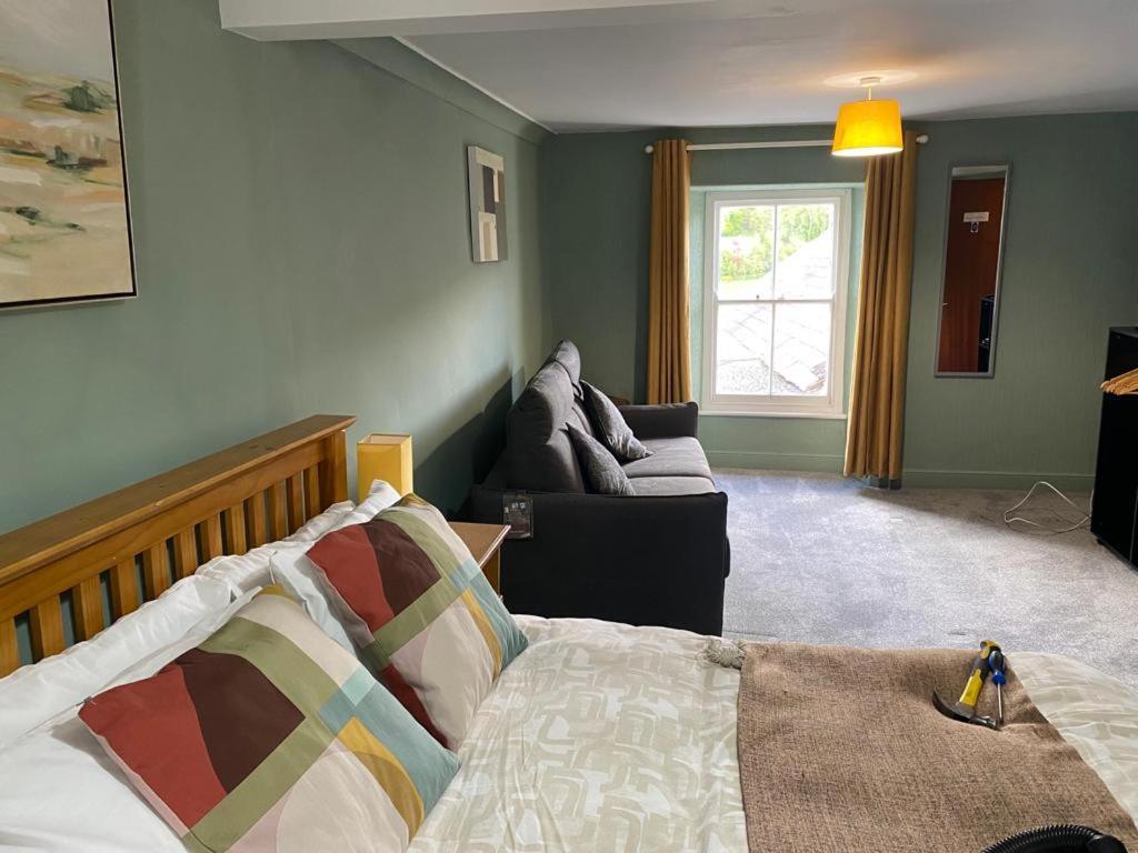 ホテル Kings Arms Llandysul エクステリア 写真
